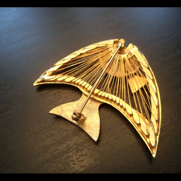 STUNNING VINTAGE ESTATE JADE EYE GOLD TONE FISH 2 1/8" BROOCH - Picture 2 of 2